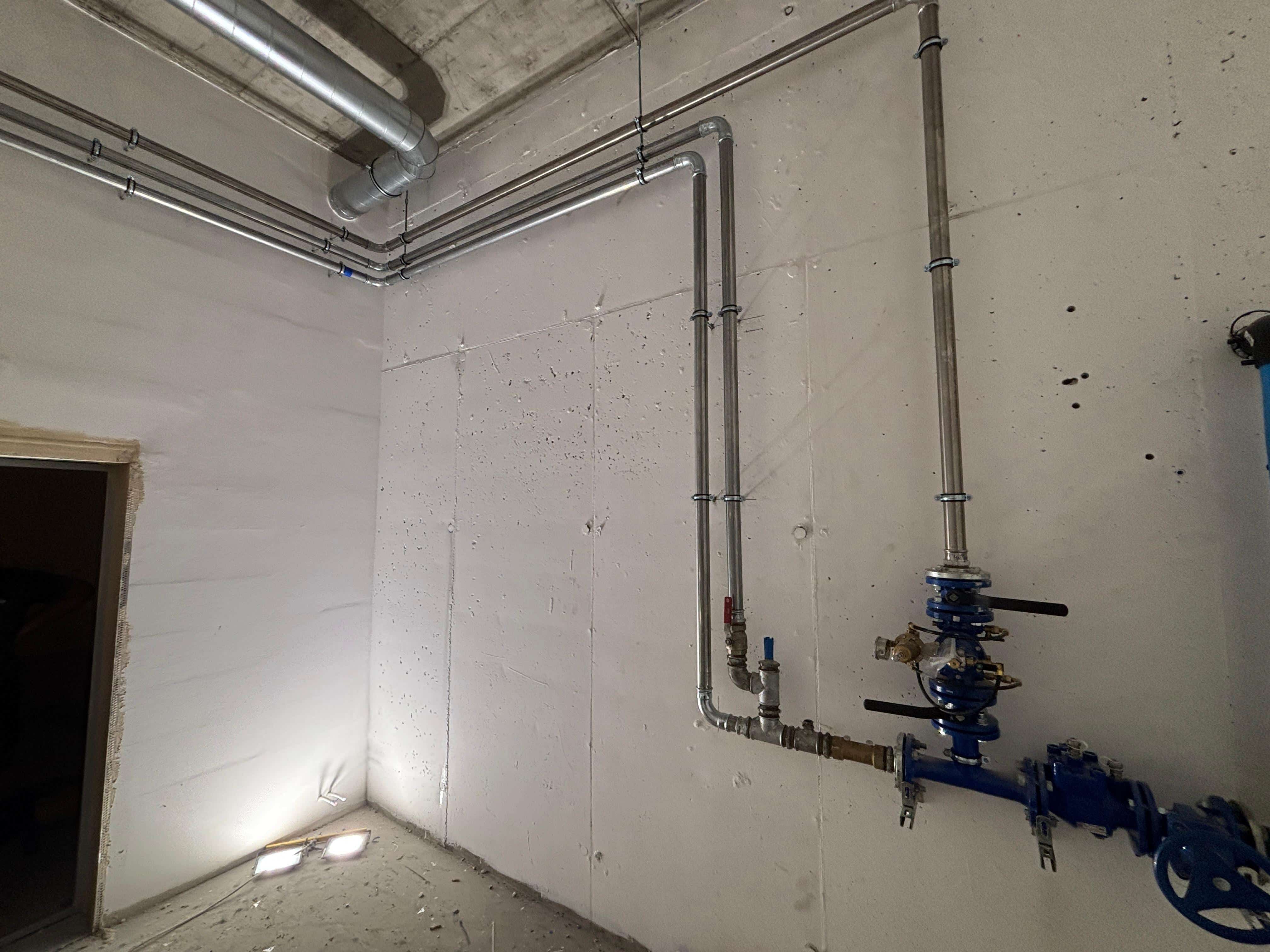 Zdjęcie przedstawia armaturę wodociągową zastosowaną w Gdańsku w Szkole Morskiej.