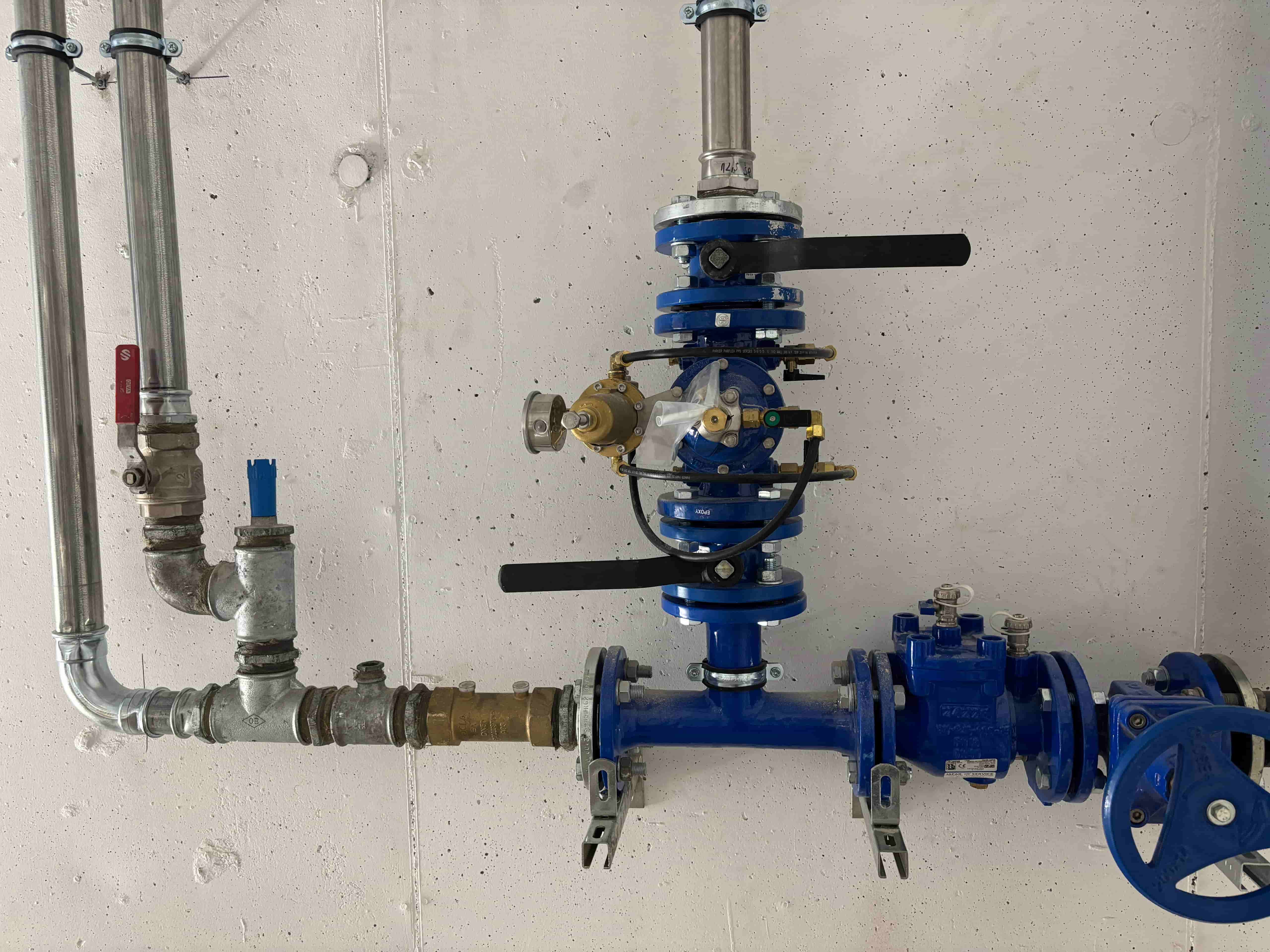 Zdjęcie przedstawia armaturę wodociągową zastosowaną w Gdańsku w Szkole Morskiej.