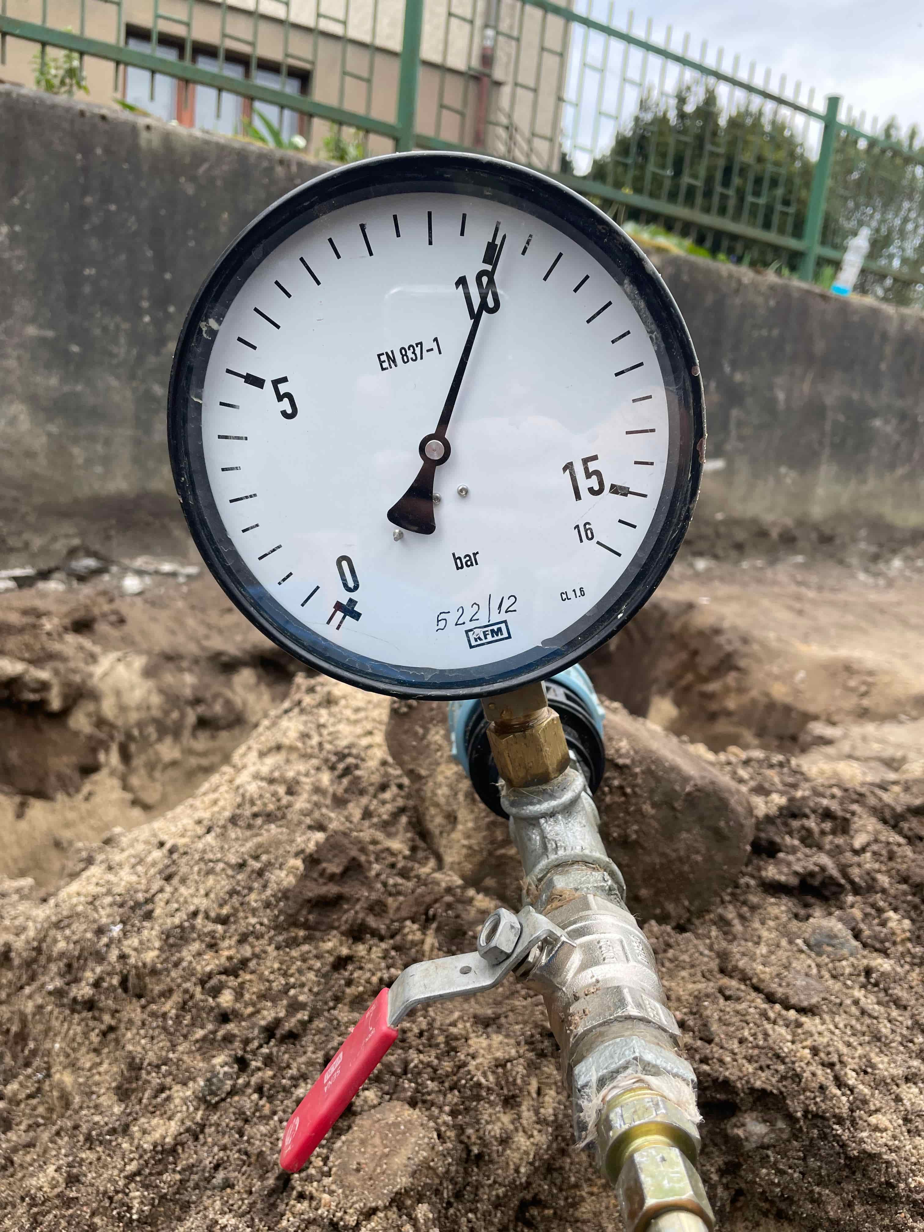 Zdjęcie przedstawia próbe ciśnienia wodociągu. Widzimy manometr wskazujący 10 bar.