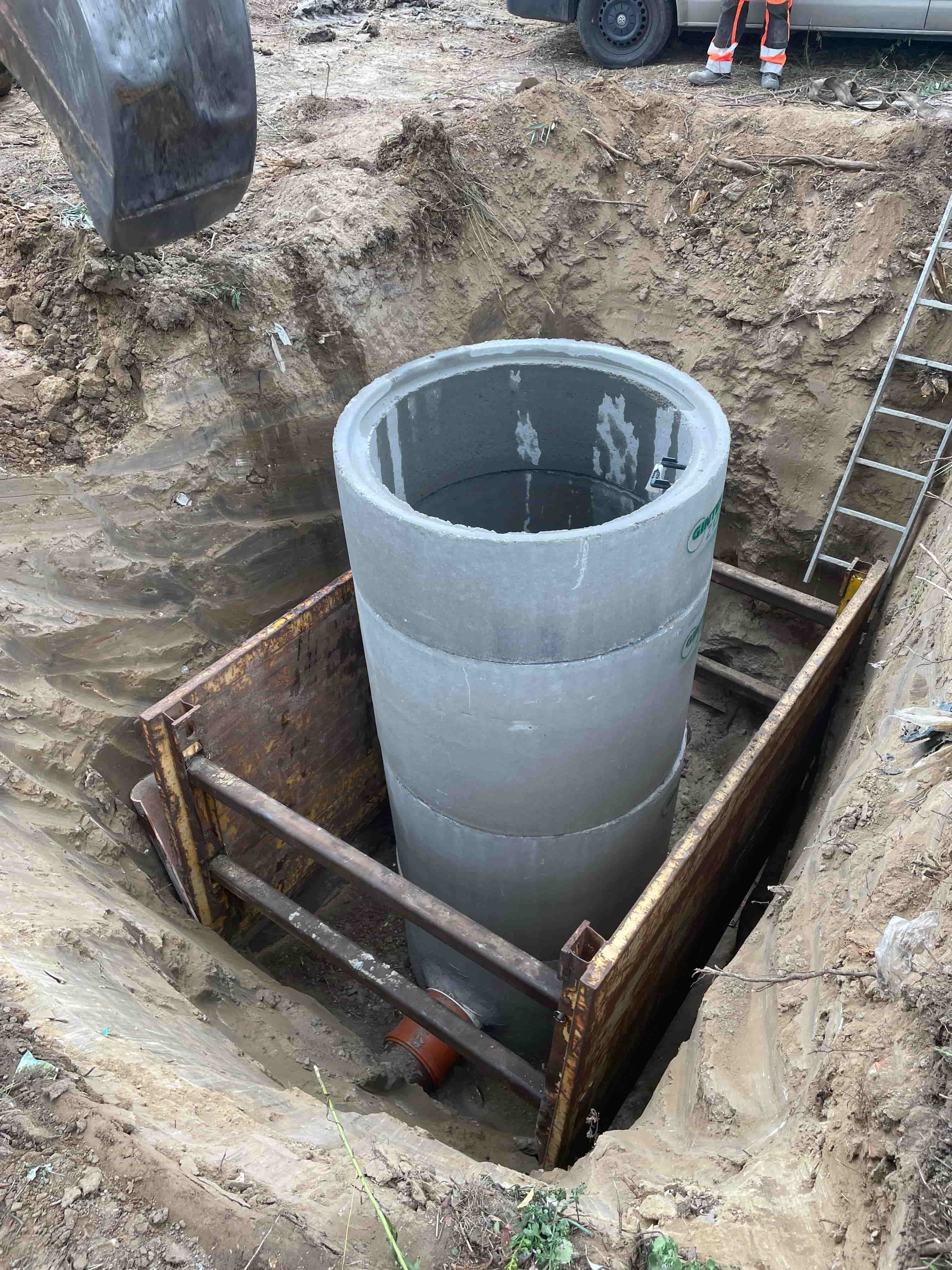 Zdjęcie przedstawia świerzy wykop i betonową studnię kanalizacyjną o wysokości 4m. w Gdańsku.