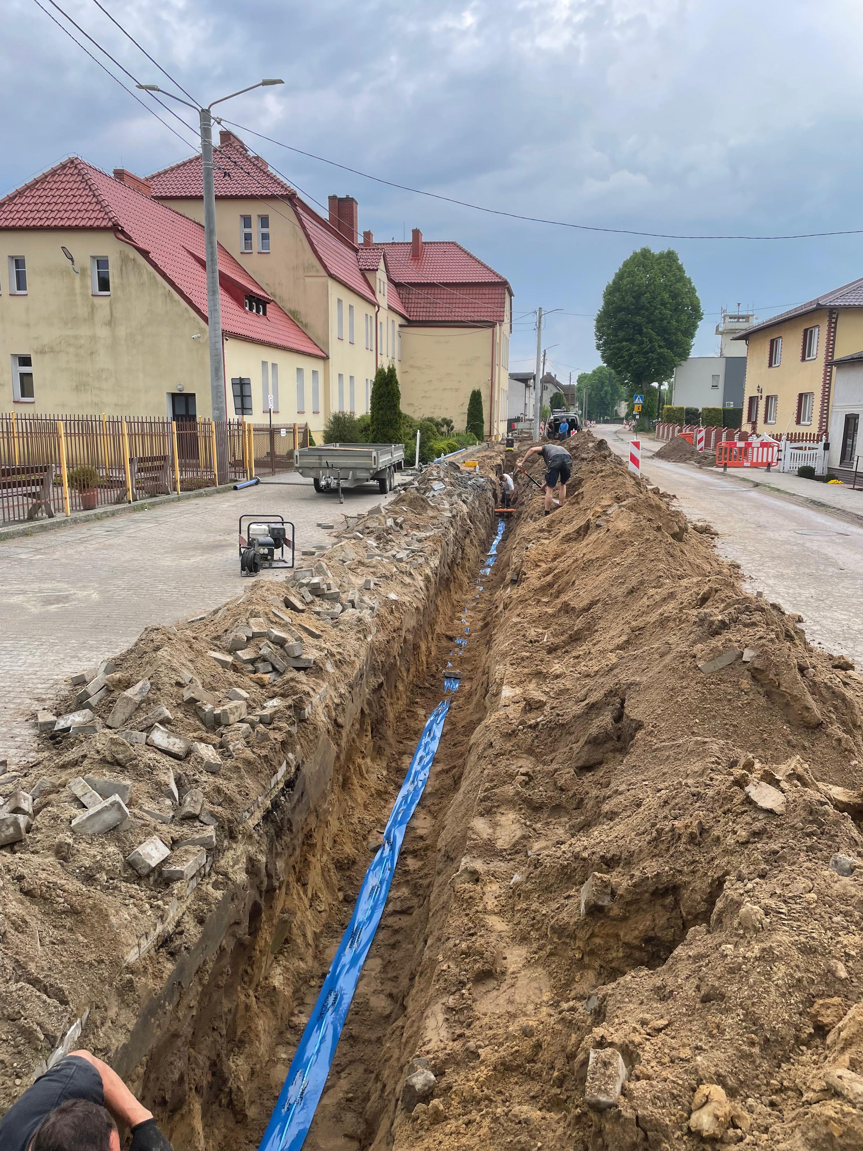 Zdjęcie przedstawia wykop pod instalację wodociągową w Lubichowie.