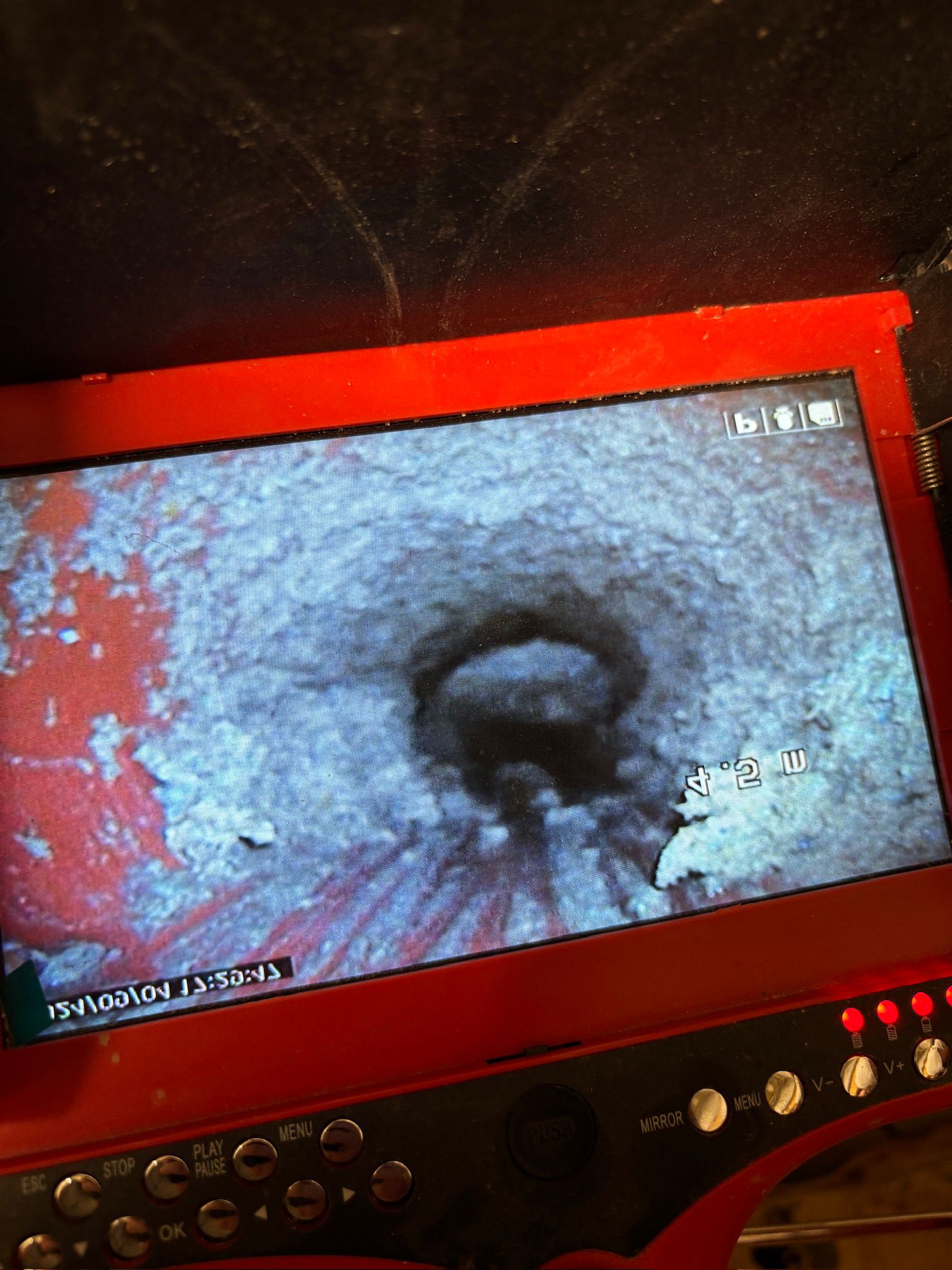 Zdjęcie przedstawia inspekcję kanalizy przy pomocy specialnej kamery.