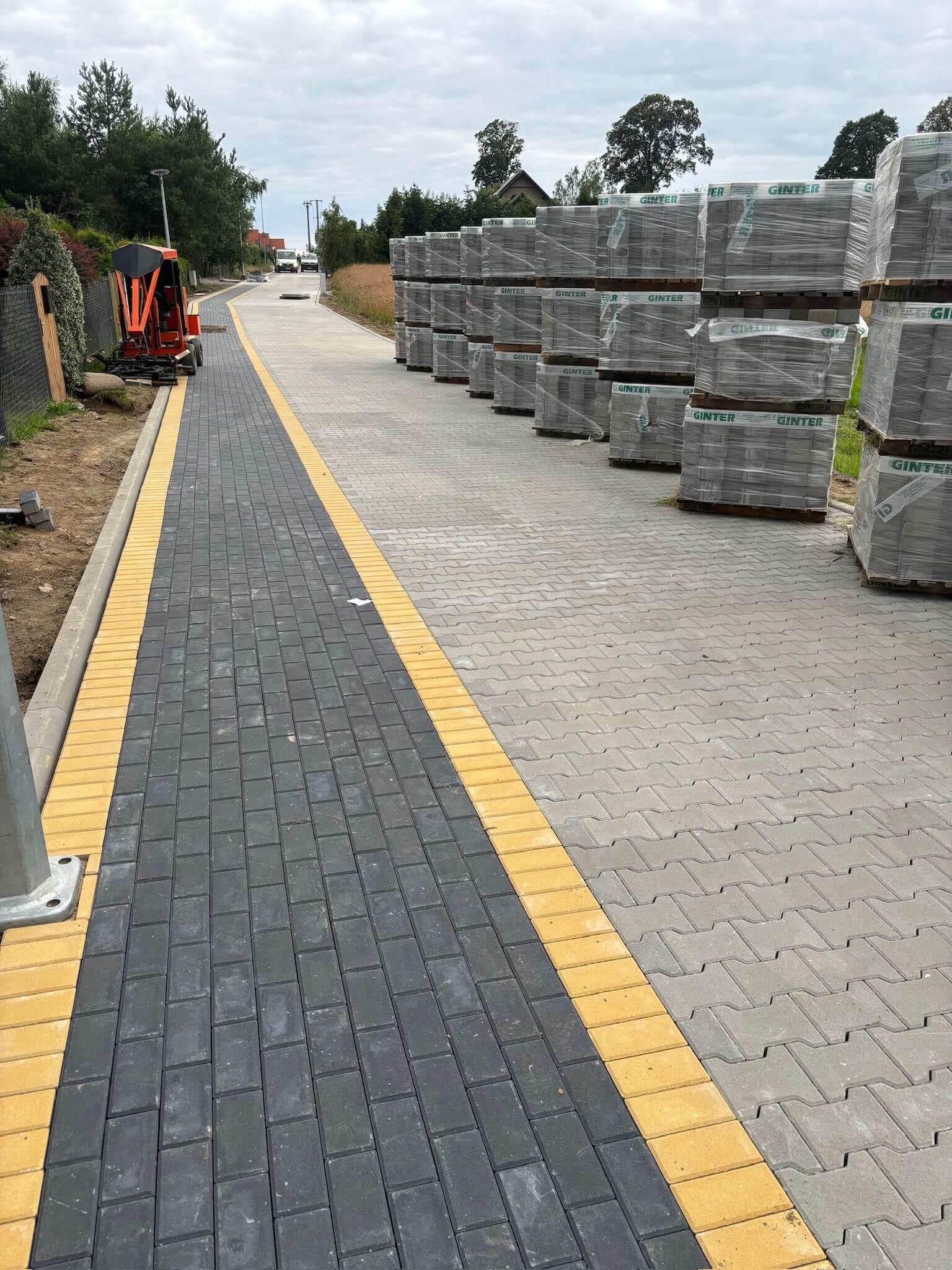 Zdjęcie przedstawia drogę z kostki