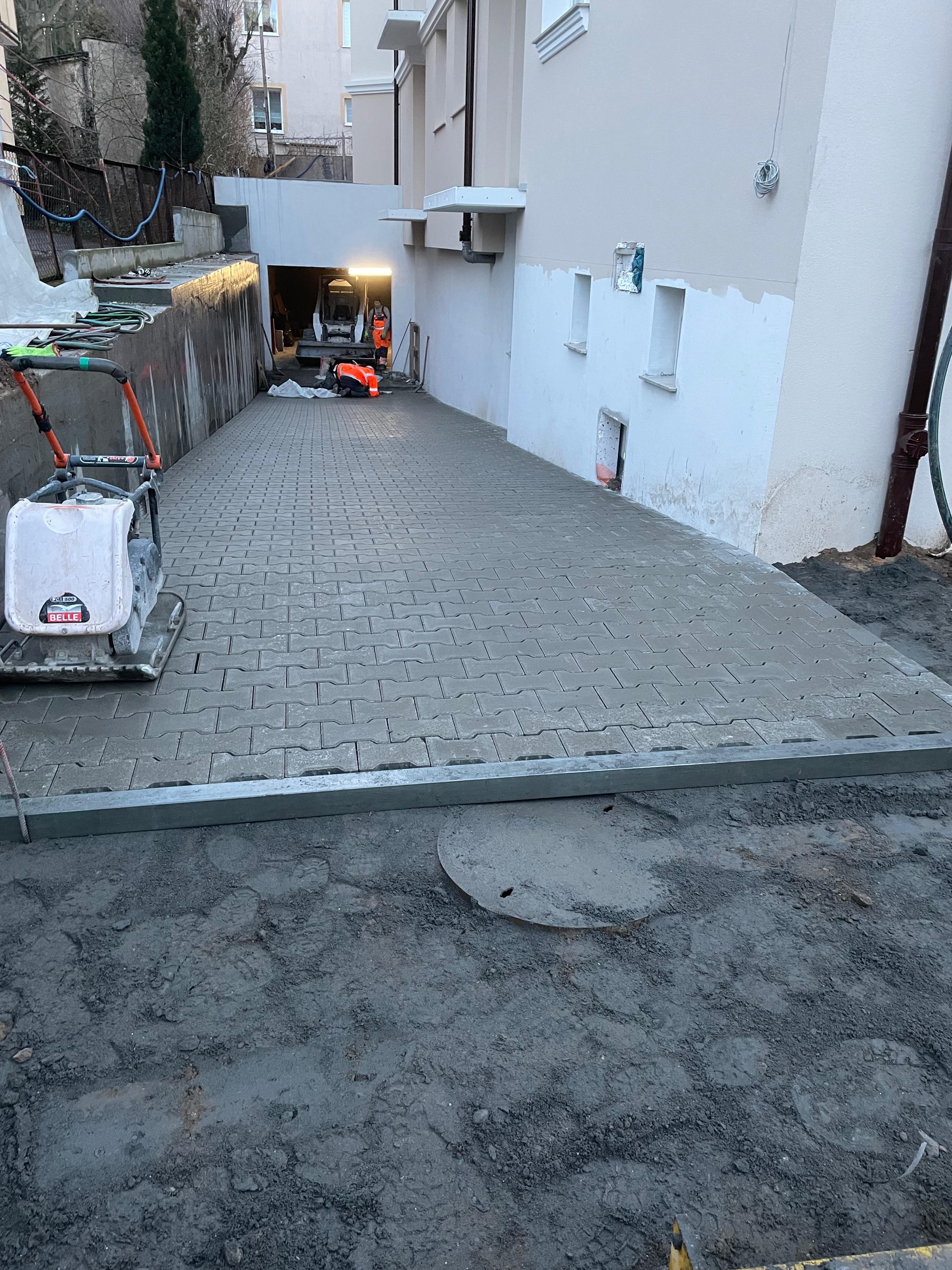 Zdjęcie przedstawia położoną kostkę na podjeździe do hali garażowej w Gdańsku.