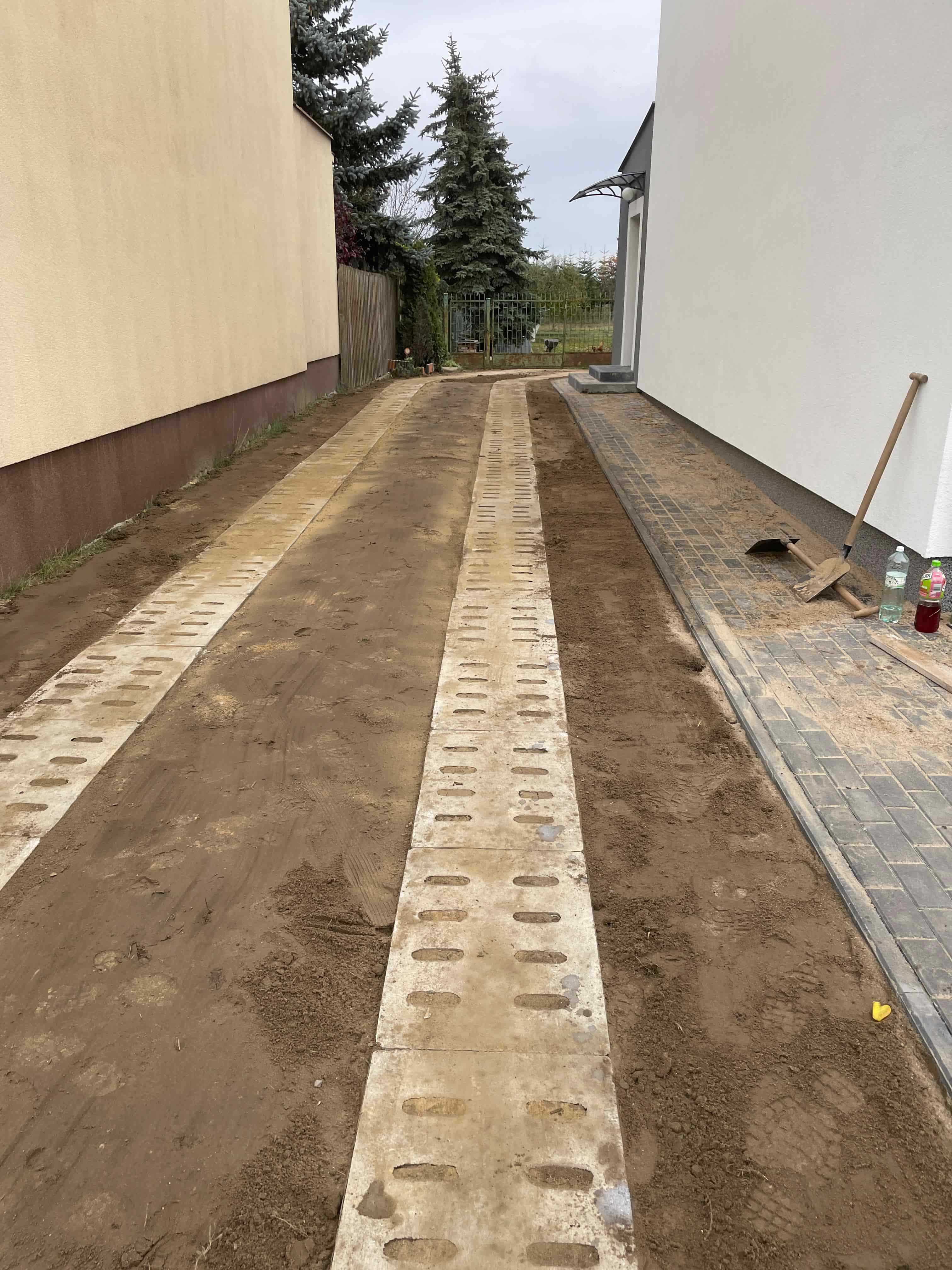 Zdjęcie przedstawia realizacje podjazdu z mini płyt typu jumbo.