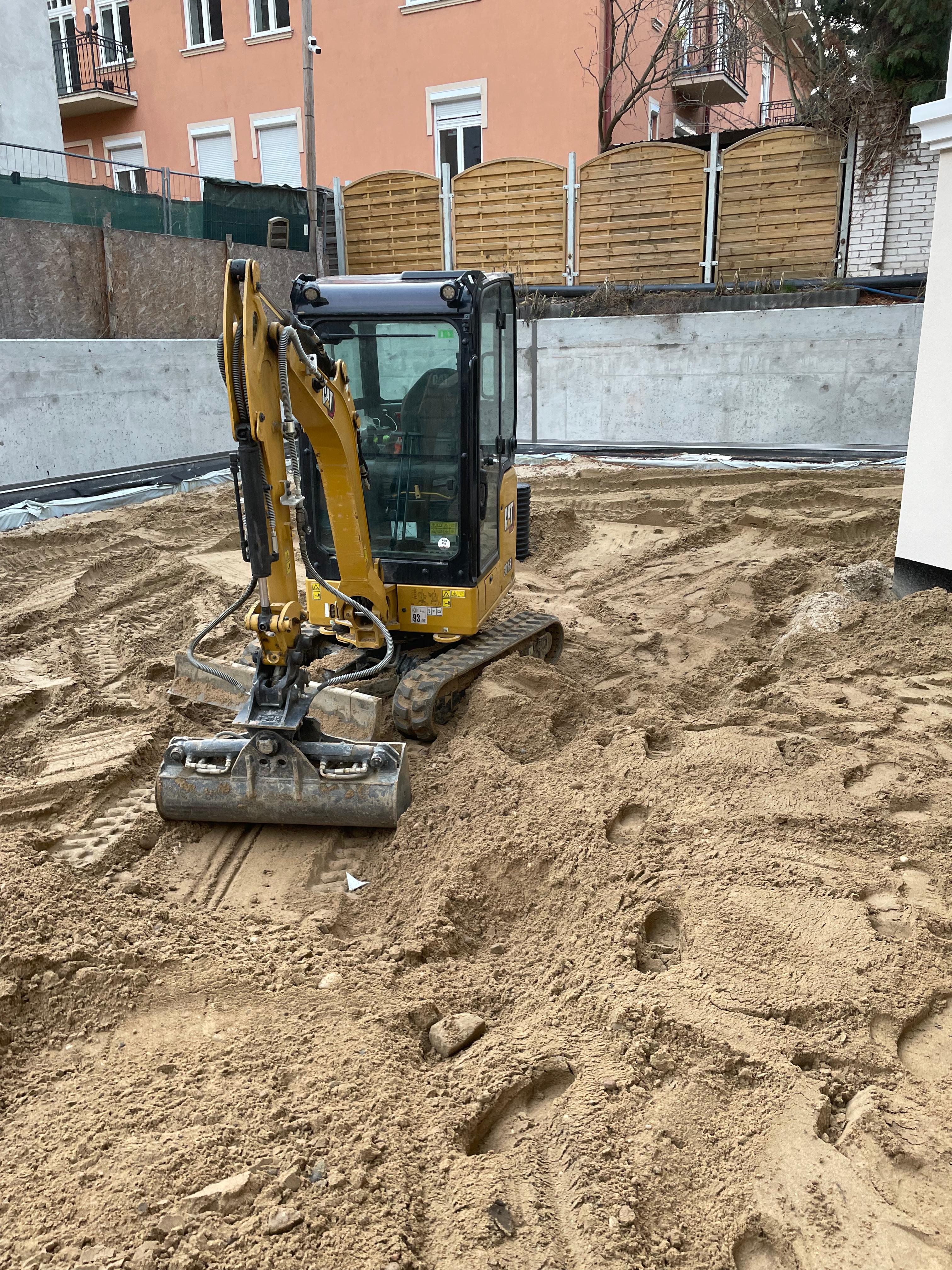 Zdjęcie przedstawia Mini koparkę CAT.