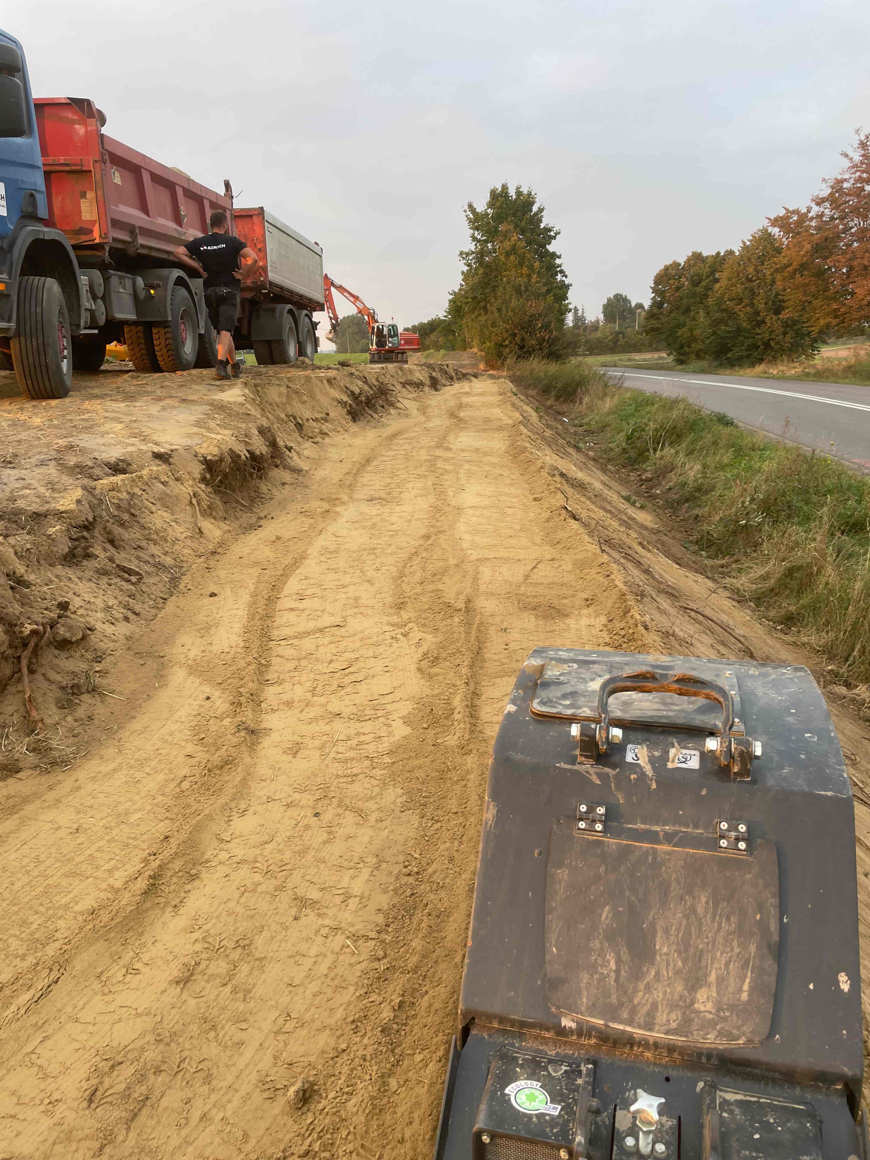 Zdjęcie przedstawia realizacje nasypu skarpy.