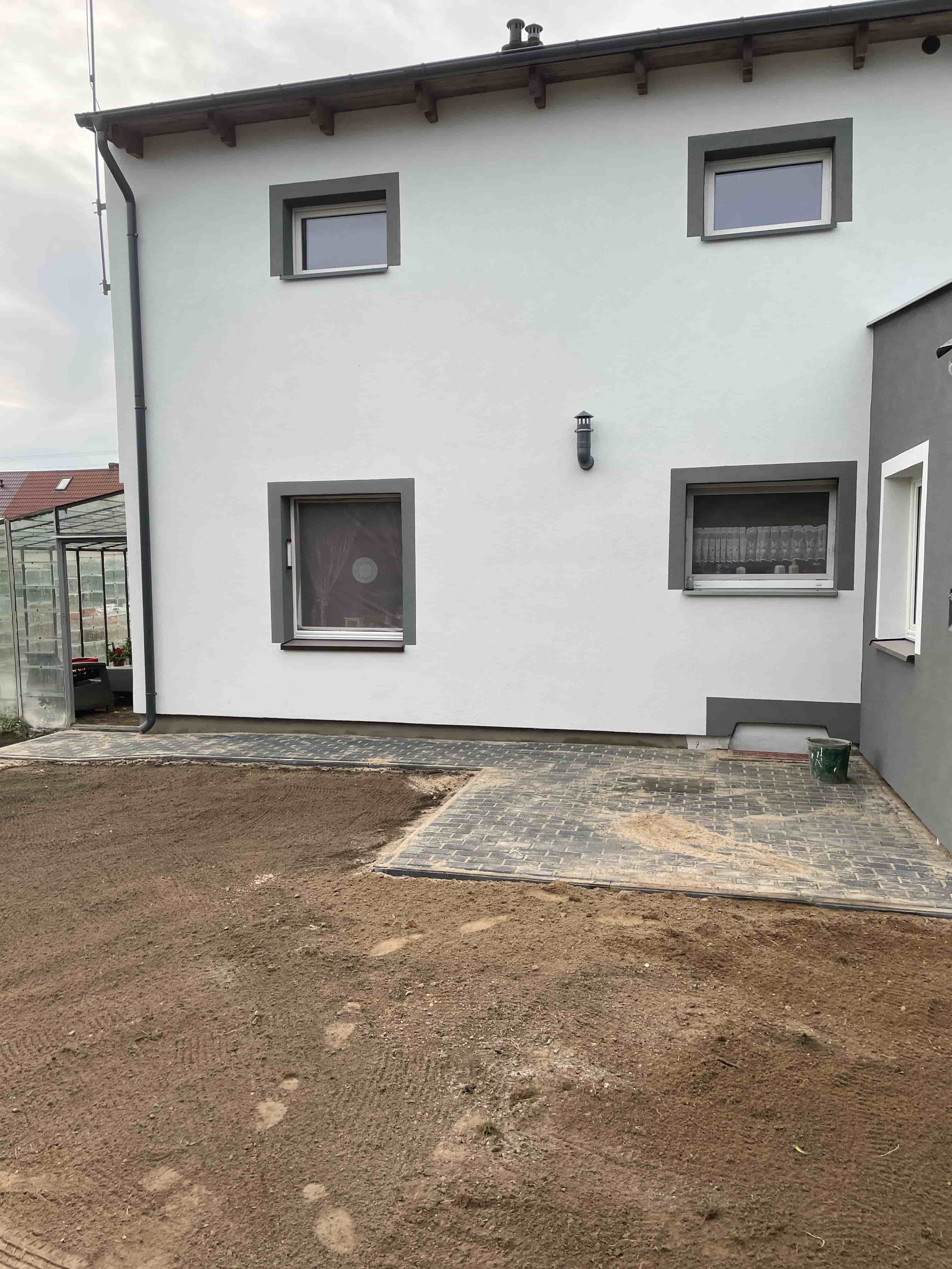 Zdjęcie przedstawia realizacje kostki przy domu - chodniczek i taras.