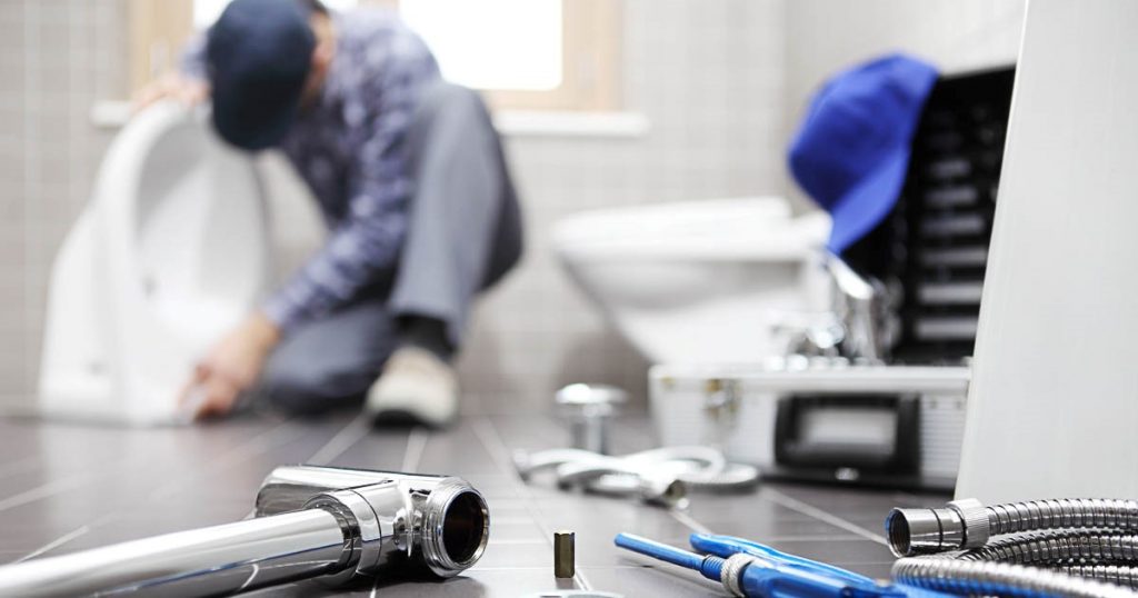 Zespół inżynierów i budowlańców w pracy